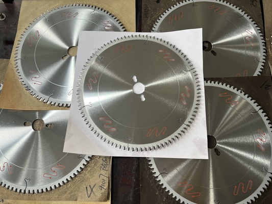 Freud Quality TCT Saw Blade Untuk Pemotongan Kayu Panel Industri Ukuran Lingkaran Saw Blade